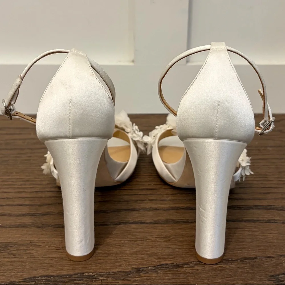 Badgley Mischka White Joanna Ankle Strap Sandal NWOB Size 8.5 - Picture 4 of 10